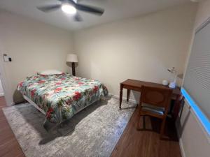 Cozy Custom Vacation Home客房内的一张或多张床位