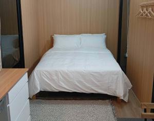 Кровать или кровати в номере Mountain Sunshine Village X by Tiny Away