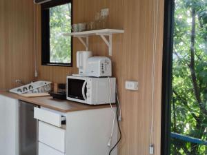 Кухня или мини-кухня в Mountain Sunshine Village X by Tiny Away
