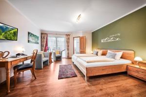 - une chambre avec un grand lit et un bureau dans l'établissement Landhaus Lenneper-Führt, à Kirchhundem