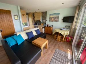 Η κουζίνα ή μικρή κουζίνα στο Snowdonia 1-Bed Chalet Sleeps 2 Stunning Views +13 φωτογραφίες