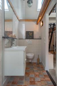 Koupelna v ubytování Elburg-Vesting sfeervol appartement Bij de jufferen + 11 fotografií
