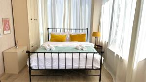 Un dormitorio con una cama con toallas. en Cloudy Tbilisi Apartment, en Tiflis