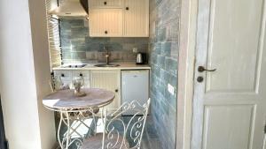 Una pequeña cocina con una mesa y un fregadero. en Cloudy Tbilisi Apartment, en Tiflis