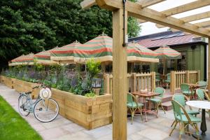 Ein Garten an der Unterkunft The Ragged Robin - A Heartwood Inn