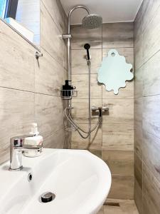 Bilik mandi di Apartman Bluna +20 gambar