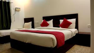 Ένα ή περισσότερα κρεβάτια σε δωμάτιο στο Hotel Rakesh