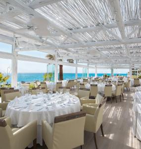 El Oceano Beach Hotel Adults only recommended tesisinde bir restoran veya yemek mekanı