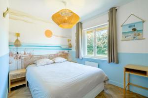 ein blaues Schlafzimmer mit einem Bett und einem Fenster in der Unterkunft Gite La Goutte d'eau - Baby foot - 6 personnes LITS King & Queen size - Terrasse Vue étang in Saint-Josse