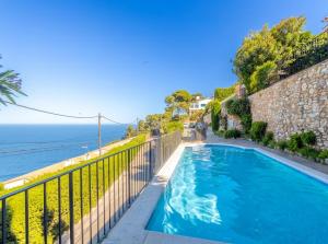 ベグールにある"Terrasse de la Mer 8" Résidence"Sol y Mar" AC-Wifi-BBQ-Piscine-Pkgの海を見渡すバルコニーのスイミングプール