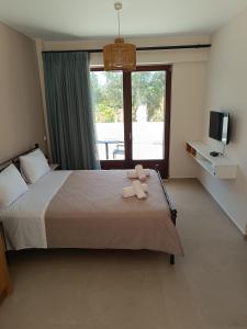 Una cama o camas en una habitación de Talos