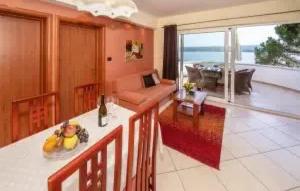 ポラトにあるVilla Palace Clara Apartment 1 island Krk by Villaの海の見えるリビングルーム