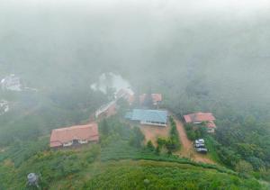 una vista aerea di una casa su una collina di Aruvi Mountain Villa Vagamon by VOYE HOMES a Vagamon