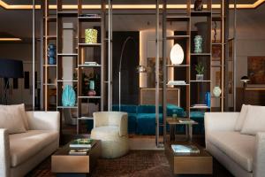 salon z kanapami i niebieską kanapą w obiekcie Milan Marriott Hotel w Mediolanie