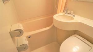 Un baño pequeño con inodoro y lavabo. en Green Rich Hotel Matsue Ekimae, en Matsue 37 fotos más