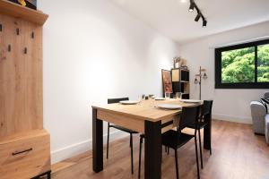 a dining room with a wooden table and chairs at T2 - Havre paix 1à4p - Ramonville, Toulouse - Px Paul Sab & Labège - PKG in Ramonville-Saint-Agne
