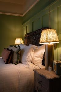 Ein Bett oder Betten in einem Zimmer der Unterkunft The Ragged Robin - A Heartwood Inn