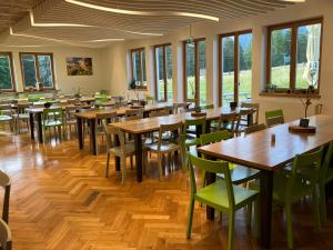 米滕瓦尔德米特瓦尔德青年旅社的有木桌和绿色椅子的餐厅