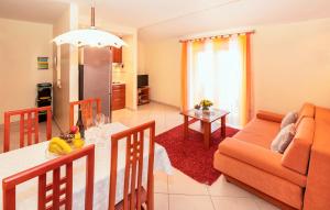 マリンスカにあるVilla Palace Clara Apartment 4 Island of Krk by Viのテーブルとソファのあるリビングルーム