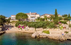 マリンスカにあるVilla Palace Clara Apartment 4 Island of Krk by Viの水辺にある家