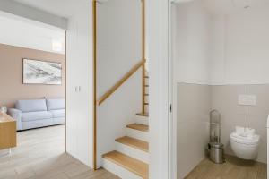 Viganello Modern Apartments في لوغانو: غرفة ذات جدران بيضاء ودرج مع مرحاض +37 صورة