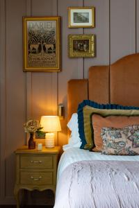 Ein Bett oder Betten in einem Zimmer der Unterkunft The Ragged Robin - A Heartwood Inn