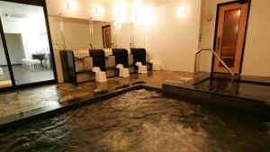 Habitación con piscina de agua en el suelo en Green Rich Hotel Matsue Ekimae, en Matsue