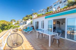 ベグールにある"Terrasse de la Mer 8" Résidence"Sol y Mar" AC-Wifi-BBQ-Piscine-Pkgのパティオ(白いテーブル、椅子付)