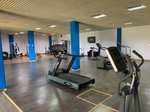 a gym with several treadmills and a treadmill at Duplex Botánico Resort in Estepona