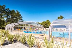 ein Künstler, der ein Schwimmbad in einem Resort in der Unterkunft Mobilhome in Saint-Jean-de-Monts