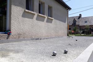 un grupo de bolas en el suelo frente a un edificio en Villa des Daules, en Cancale