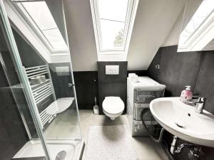 Un baño con ducha, inodoro y lavabo. en Work & Stay Apartment in Niederkassel, en Niederkassel
