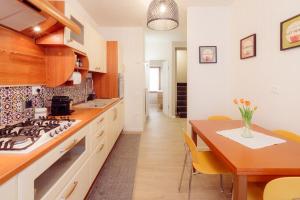 a kitchen with a dining table and a stove at Winding Village Suite in Trevi