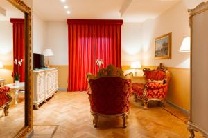 TV a/nebo společenská místnost v ubytování Grand Hotel Forlì