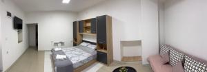 una camera da letto con un letto e un divano in una stanza di Apartments Street a Struga