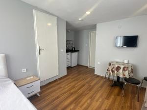 TV a/nebo společenská místnost v ubytování Kaman Home Apart