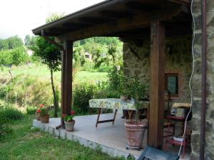 Zahrada ubytování Holiday home in Canossa with Swimming Pool, Garden, Barbecue