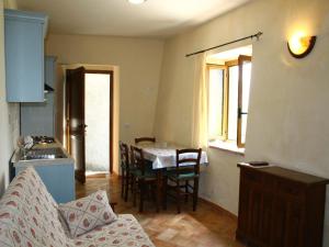 Posezení v ubytování Holiday home in Canossa with Swimming Pool, Garden, Barbecue