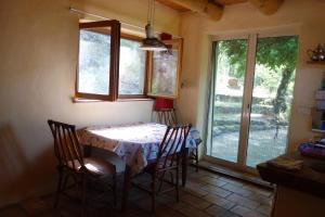Sainte-Croix-de-CaderleにあるMas Belavista - 2 bedrooms, kitchen, terrace, viewのテーブルと椅子と窓のあるダイニングルーム +7枚の写真