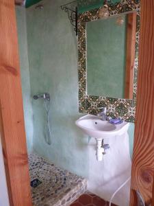 Sainte-Croix-de-CaderleにあるMas Belavista - 2 bedrooms, kitchen, terrace, viewの洗面台と鏡のあるバスルーム