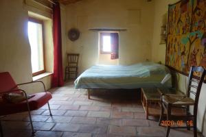Sainte-Croix-de-CaderleにあるMas Belavista - 2 bedrooms, kitchen, terrace, viewのベッドとテーブルと椅子のある寝室
