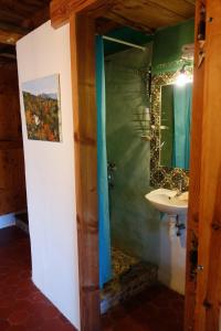 Sainte-Croix-de-CaderleにあるMas Belavista - 2 bedrooms, kitchen, terrace, viewの洗面台と鏡のあるバスルーム