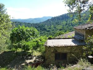 Sainte-Croix-de-CaderleにあるMas Belavista - 2 bedrooms, kitchen, terrace, viewの山の景色を望む石造りの家