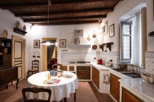 cocina con mesa y mantel blanco en Principe di Castelnuovo Historical Suites, en Palermo