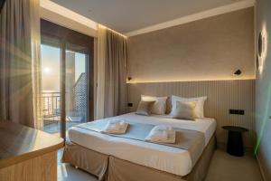 A bed or beds in a room at Hotel Areti