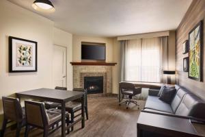 TV a/nebo společenská místnost v ubytování Residence Inn Prescott