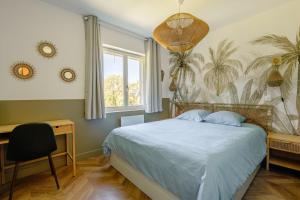 a bedroom with a bed and a desk and a window at Gite "Douce Campagne" - Terrasse - 3 Chambres - Lits King & Queen size, lits superposés in Saint-Josse