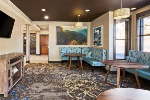 TV a/nebo společenská místnost v ubytování Residence Inn Prescott