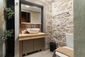 Ένα μπάνιο στο Petra VORI House +28 φωτογραφίες