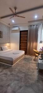 Postel nebo postele na pokoji v ubytování Hotel Prithvi By Admire Stays